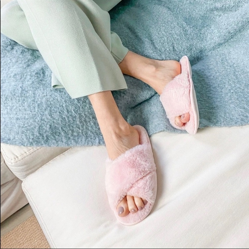 Splendid Pink Open Toe Cross Faux Fur Slippers M/L